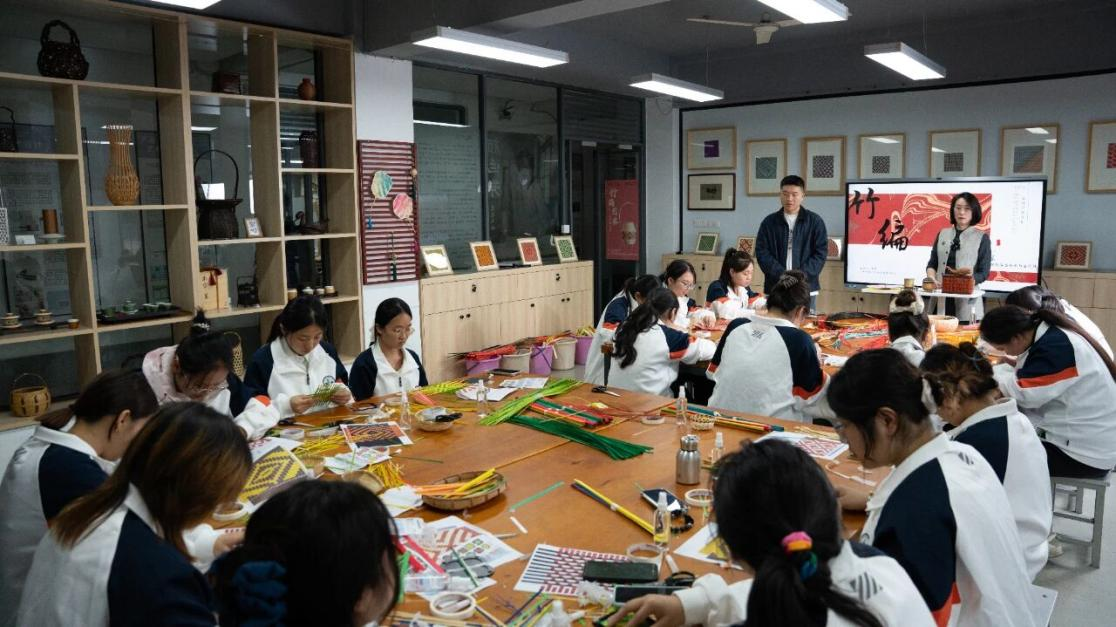 为非遗“添彩”，为青春“赋能”：江苏建院的文化育人新实践